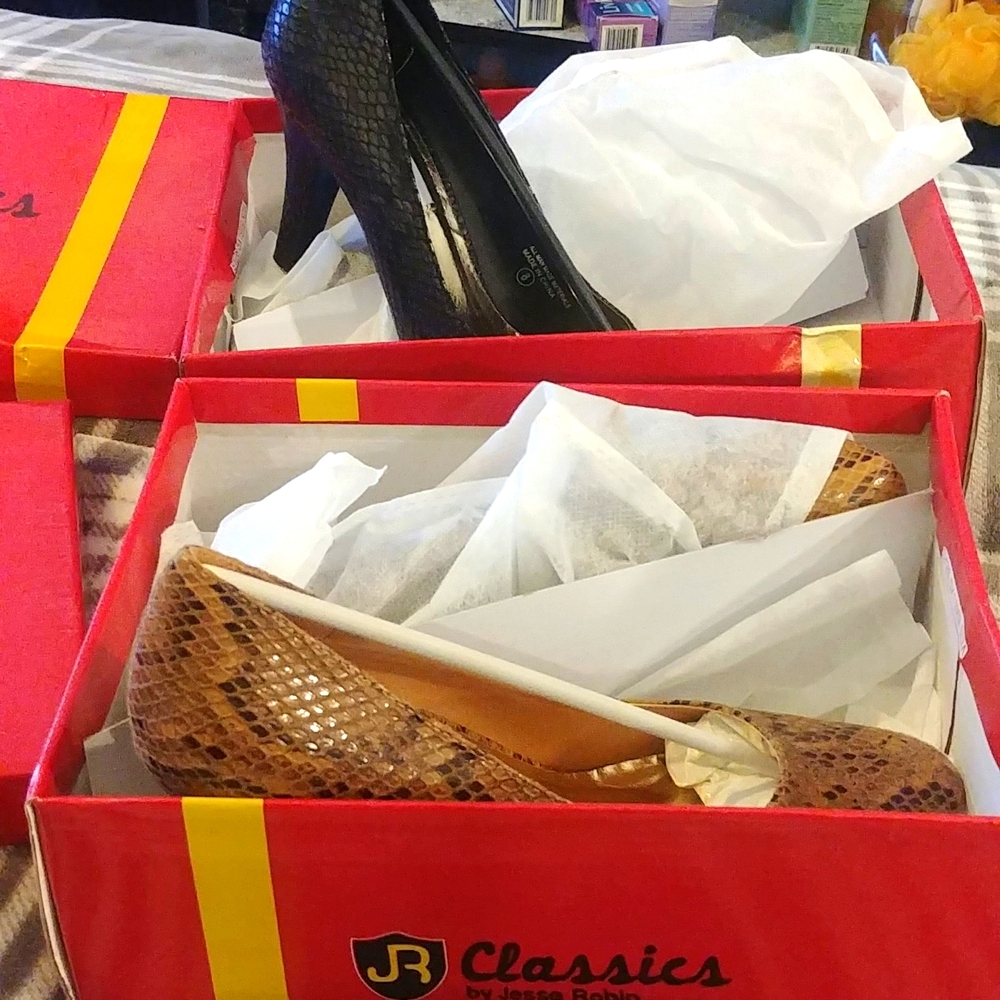 JR CLASSICS faux snakeskin pumps ..black sz.8 brown sz.7.5